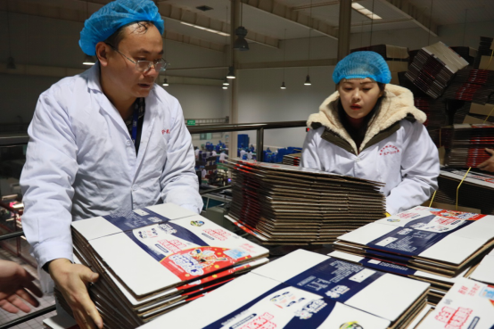 黨員帶頭赴一線 助力春節(jié)保生產(chǎn)—花花牛別樣“生產(chǎn)突擊隊”助力車間生產(chǎn) 黨員帶頭赴一線 助力春節(jié)保生產(chǎn)—花花牛別樣“生產(chǎn)突擊隊”助力車間生產(chǎn)