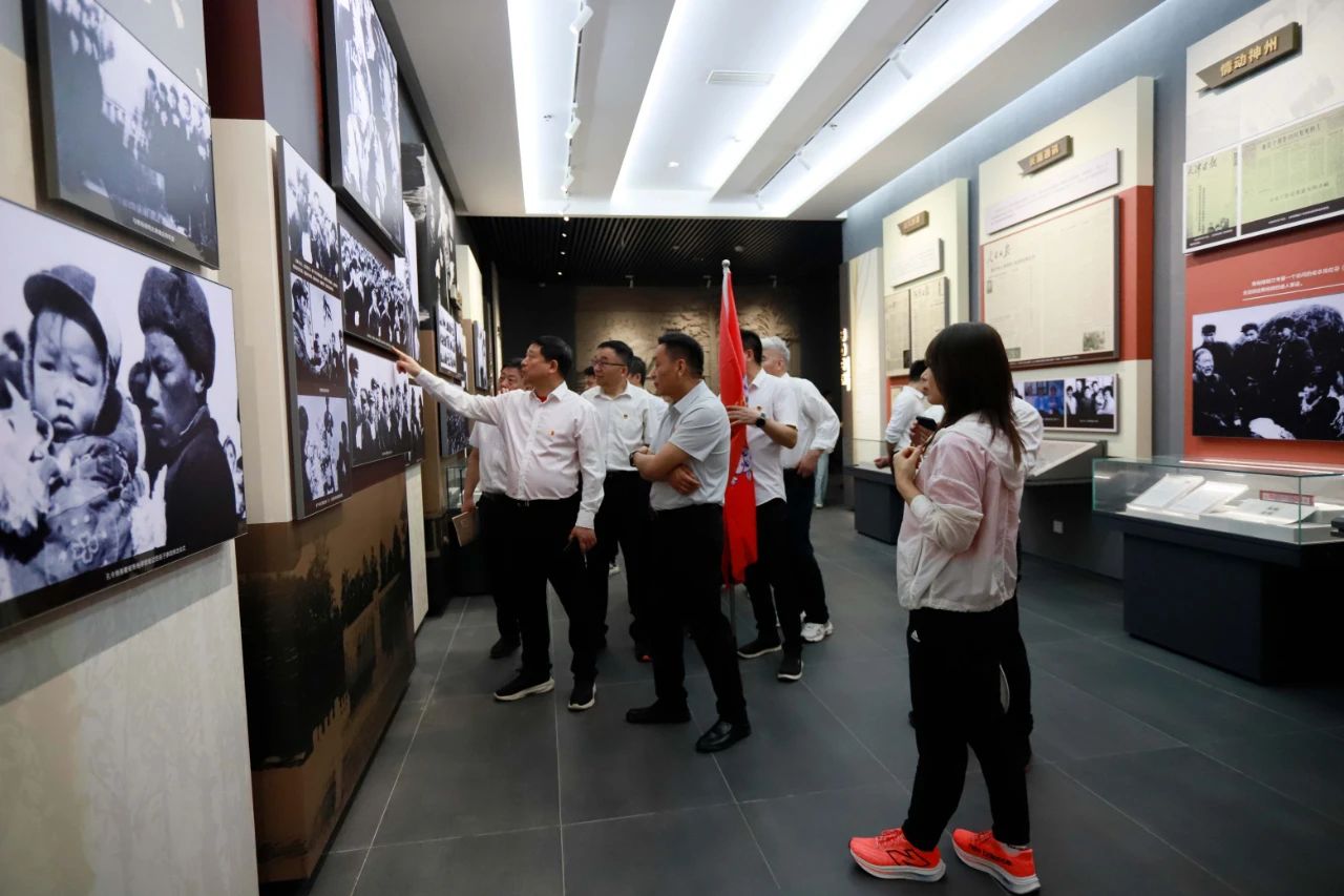 砥礪初心使命,汲取奮進(jìn)力量丨花花牛乳業(yè)集團(tuán)黨委組織開展學(xué)習(xí)“焦裕祿精神”主題黨日活動 砥礪初心使命,汲取奮進(jìn)力量丨花花牛乳業(yè)集團(tuán)黨委組織開展學(xué)習(xí)“焦裕祿精神”主題黨日活動