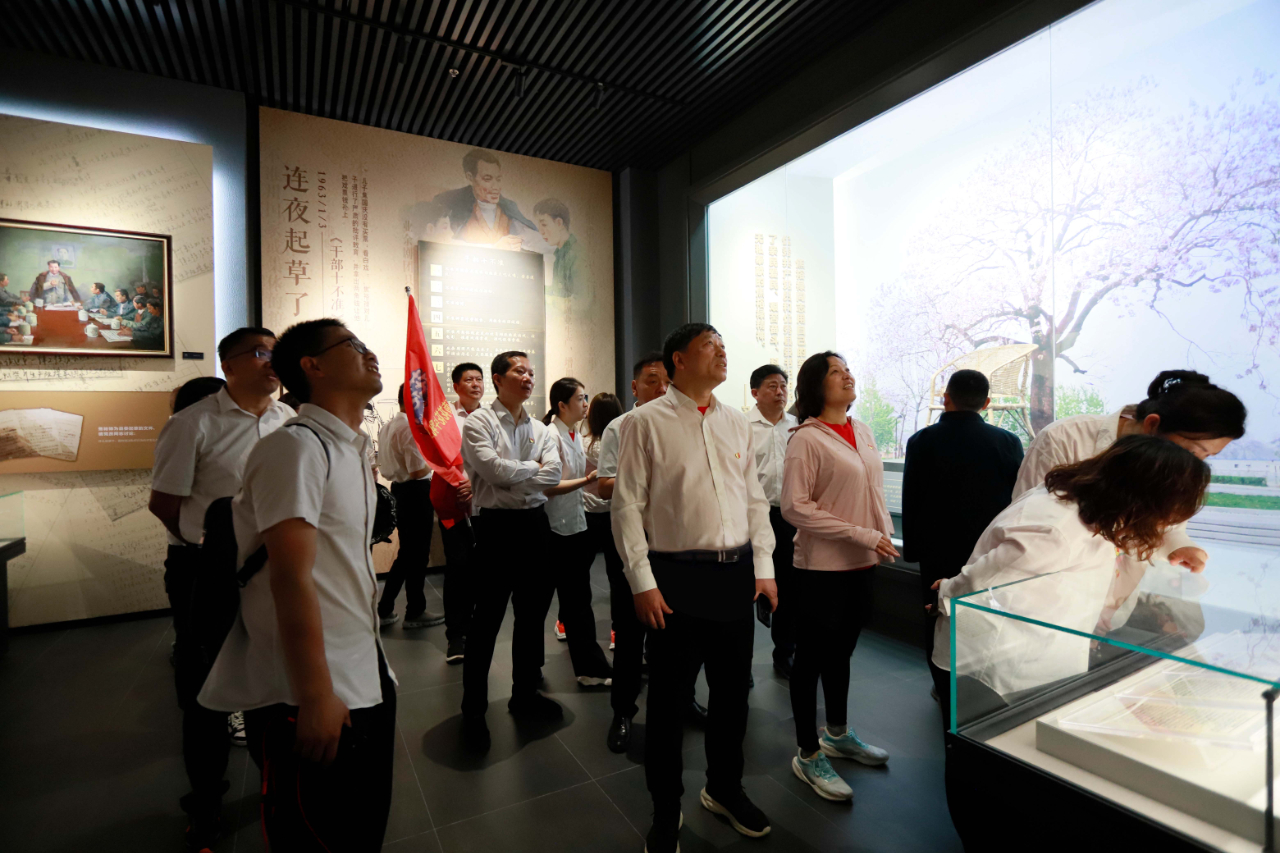 砥礪初心使命,汲取奮進(jìn)力量丨花花牛乳業(yè)集團(tuán)黨委組織開展學(xué)習(xí)“焦裕祿精神”主題黨日活動 砥礪初心使命,汲取奮進(jìn)力量丨花花牛乳業(yè)集團(tuán)黨委組織開展學(xué)習(xí)“焦裕祿精神”主題黨日活動