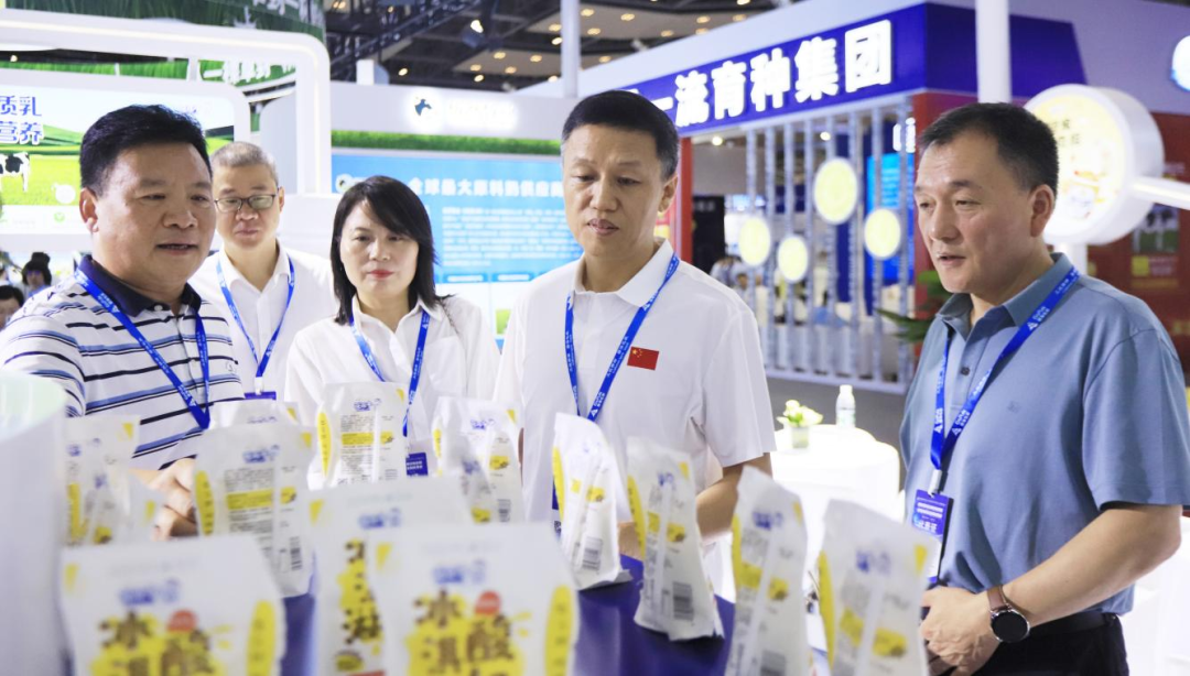 啟航新征程 點亮新賽道丨花花牛乳業集團參加第十四屆中國奶業大會暨D20峰會，榮獲“中國乳制品生產企業現代化等級5A級”評定殊榮