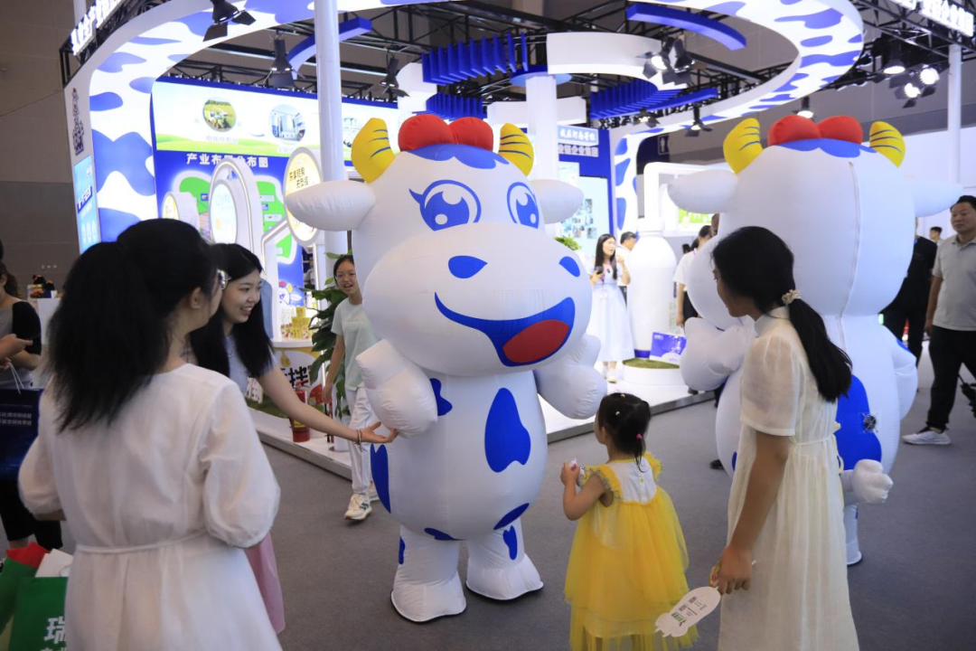 啟航新征程 點亮新賽道丨花花牛乳業集團參加第十四屆中國奶業大會暨D20峰會，榮獲“中國乳制品生產企業現代化等級5A級”評定殊榮