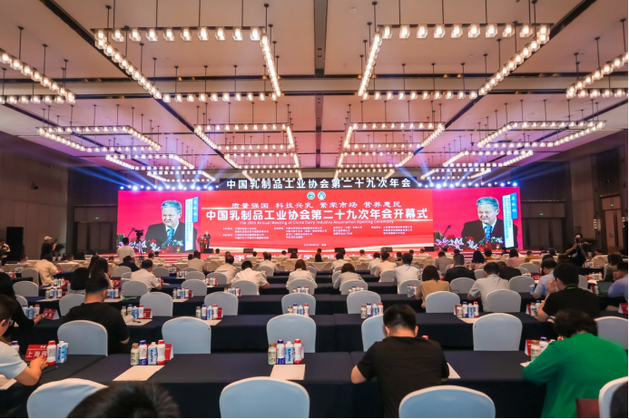 參觀拓思路 交流促發(fā)展 | 集團領導參加中乳協第二十九次年會暨中國（國際）乳業(yè)技術博覽會并到江西陽光乳業(yè)參觀座談