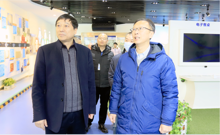 花花牛丨東北農(nóng)大食品學院院長、中原食品實驗室首席科學家姜毓君教授蒞臨花花牛乳業(yè)集團調(diào)研 花花牛丨東北農(nóng)大食品學院院長、中原食品實驗室首席科學家姜毓君教授蒞臨花花牛乳業(yè)集團調(diào)研