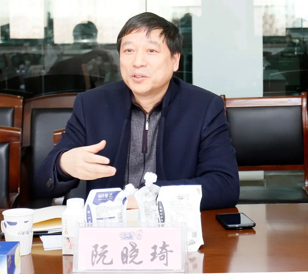 花花牛丨東北農(nóng)大食品學院院長、中原食品實驗室首席科學家姜毓君教授蒞臨花花牛乳業(yè)集團調(diào)研 花花牛丨東北農(nóng)大食品學院院長、中原食品實驗室首席科學家姜毓君教授蒞臨花花牛乳業(yè)集團調(diào)研