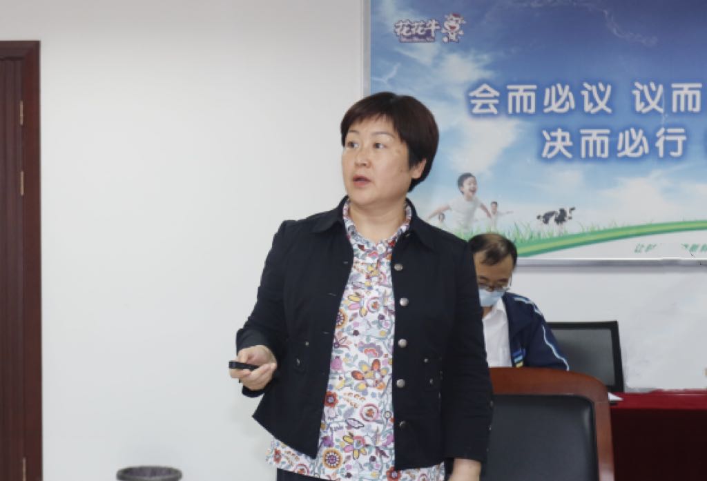 繼往開來 · 再創(chuàng)輝煌 | 花花牛乳業(yè)集團召開9月營銷、養(yǎng)殖及飼料月度經(jīng)營工作會議