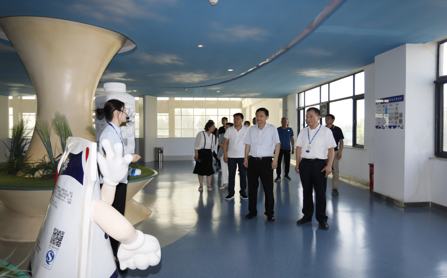 快訊|鄭州市二七區(qū)委副書記、區(qū)長(zhǎng)虎榮鑫蒞臨河南花花牛乳業(yè)集團(tuán)調(diào)研