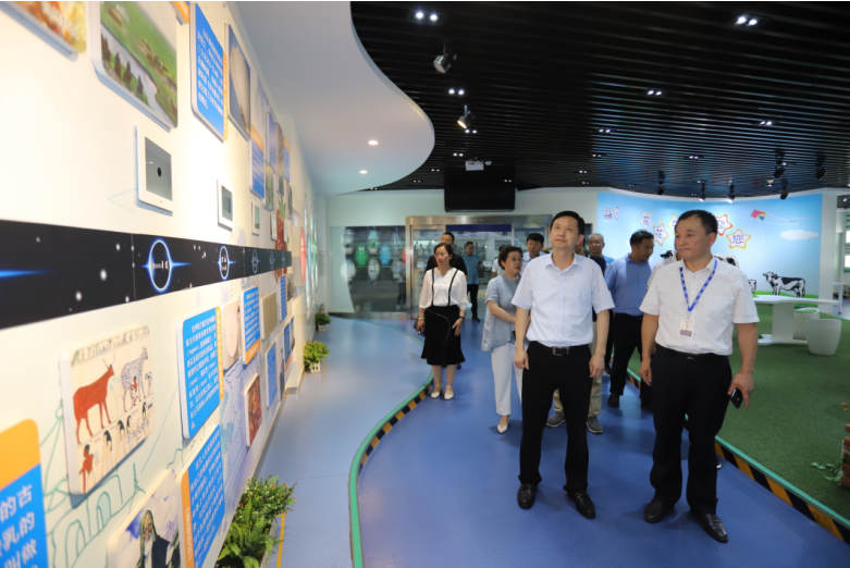 快訊|鄭州市二七區(qū)委副書記、區(qū)長(zhǎng)虎榮鑫蒞臨河南花花牛乳業(yè)集團(tuán)調(diào)研