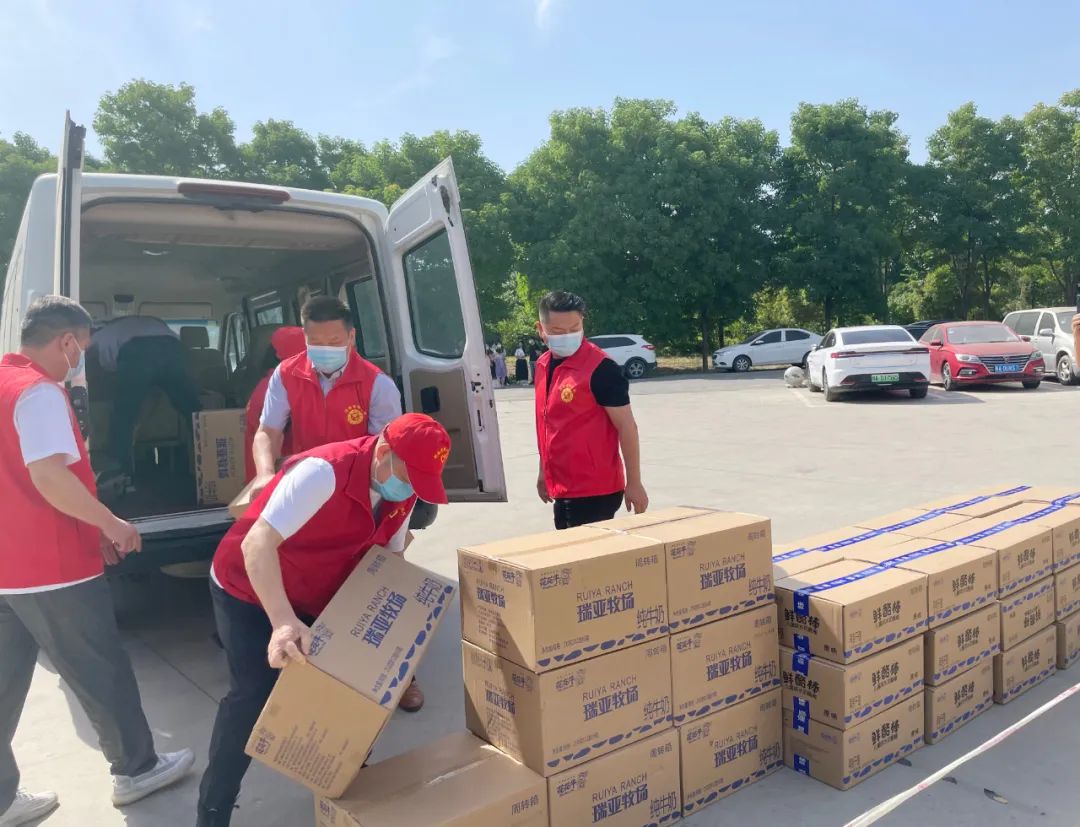 快訊 | 關愛兒童 · 花花牛獻愛心送營養