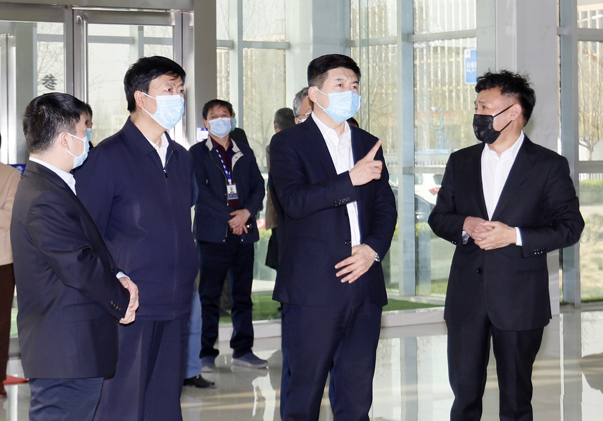 河南省委常委、副省長費東斌蒞臨 花花牛乳業集團調研