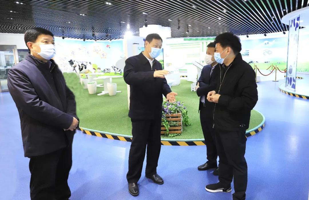 河南省委農(nóng)辦主任、農(nóng)業(yè)農(nóng)村廳廳長(zhǎng)申延平一行調(diào)研河南花花牛乳業(yè)集團(tuán)