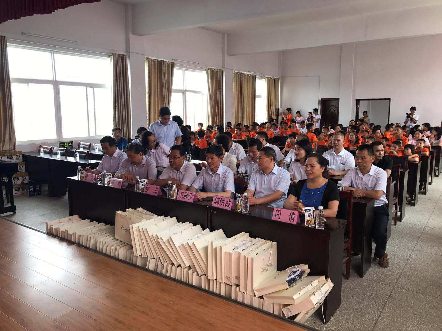 “關愛特殊兒童，讓愛灑滿人間—花花牛乳業集團2018中國小康牛奶行動” 公益助學泌陽捐贈儀式