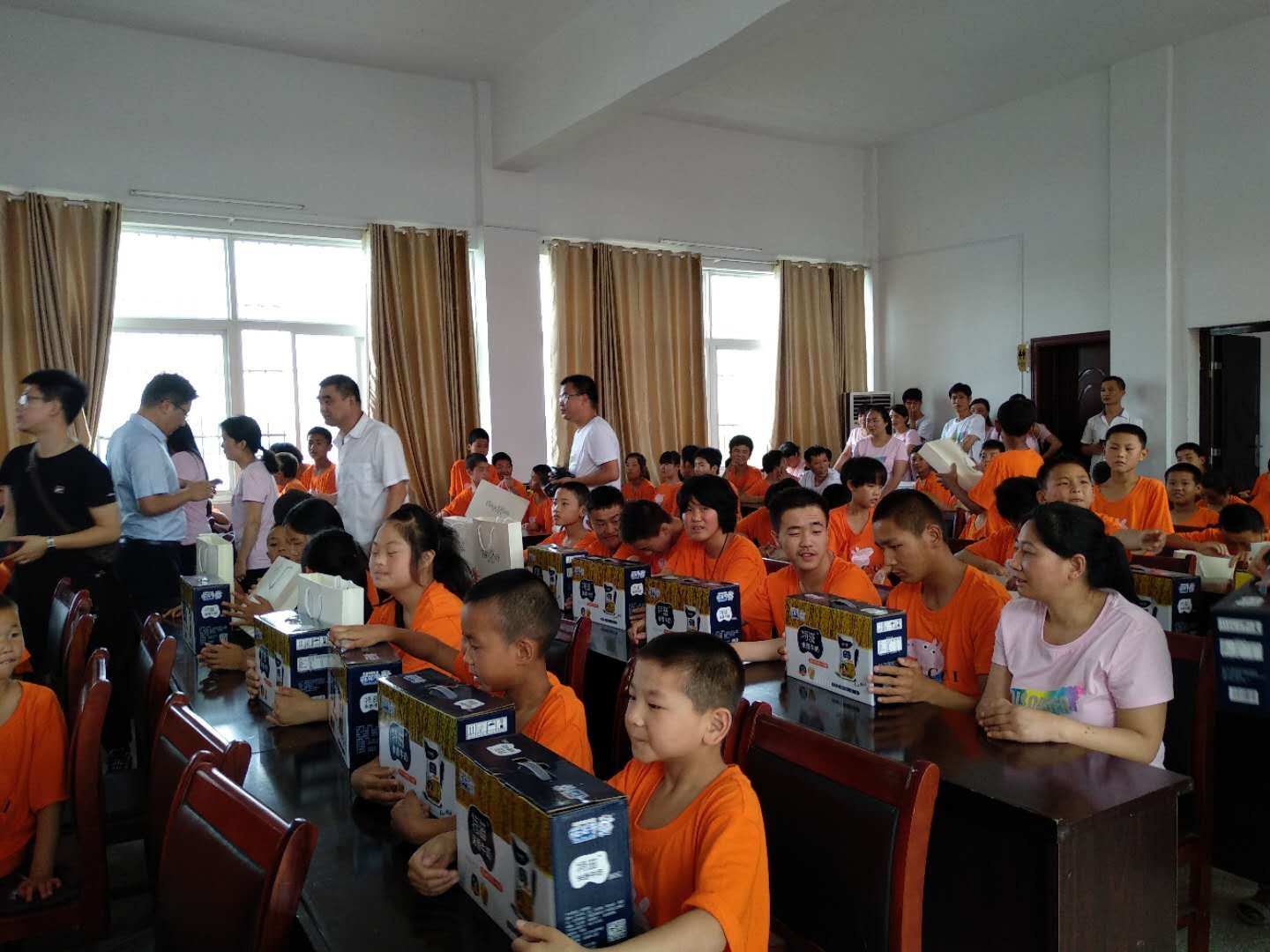 “關愛特殊兒童，讓愛灑滿人間—花花牛乳業集團2018中國小康牛奶行動” 公益助學泌陽捐贈儀式