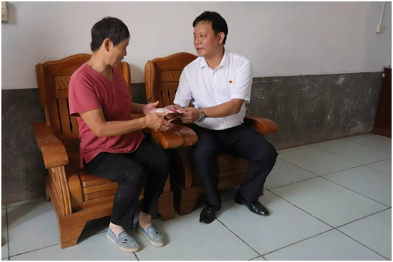 秋種化肥進農戶 精準扶貧及時雨 | 花花牛集團精準扶貧在行動