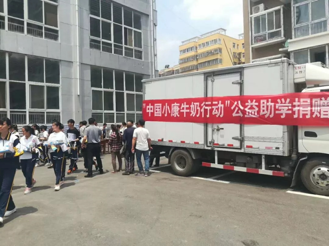 花花牛|捐助教育100萬元！做公益，我們是認真的！