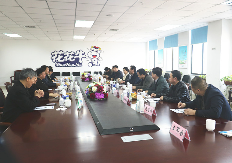封丘縣縣長王獻臣一行蒞臨 花花牛集團養殖、乳品事業部參觀調研