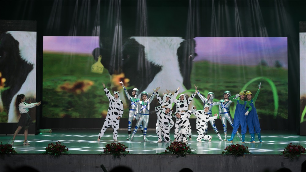 “不忘初心、聚力前行” 花花牛集團(tuán)2018迎新春聯(lián)歡會隆重舉行