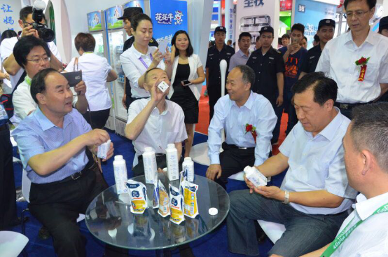 花花牛牛氣沖天！農業部長品嘗“領暢”點贊，又獲國際奶業平臺青睞