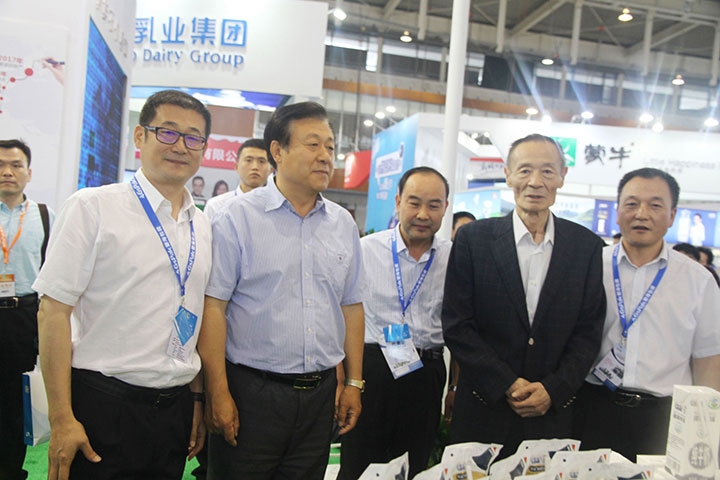 花花牛亮相第八屆中國奶業(yè)大會，又獲農(nóng)業(yè)部長一聲贊！